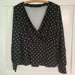 Prickig blus - Bra skick. Storlek s men passar också m. Tröjan är väldigt stretchig