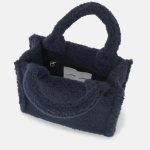 Samsøe Samsøe väska  - Säljer denna super snygga väskan som passar till allt🥰🥰🥰🥰 nypris 1195kr 💕pris kan diskuteras och skriv för fler bilder🩷bandet kommer oxå med💕