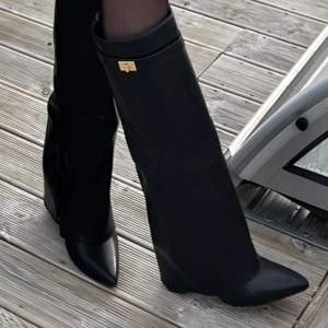 Skit snygga svarta boots med guld detalj som är super trendiga! Säljer då jag inte använder ofta❤️ Storlek 40 men passar 41 och nog 39 också!!