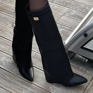 Svarta boots  - Skit snygga svarta boots med guld detalj som är super trendiga! Säljer då jag inte använder ofta❤️ Storlek 40 men passar 41 och nog 39 också!!