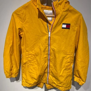 Barn jacka - Hej, säljer denna barn jacka med storlek 140 cm. Vid frågor eller funderingar hör av dig.