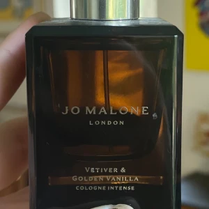 JO MALONE vetiver & Golden Vanilla - Säljer min Jo Malone parfym som är ny, sprayat Max 10 sprut.