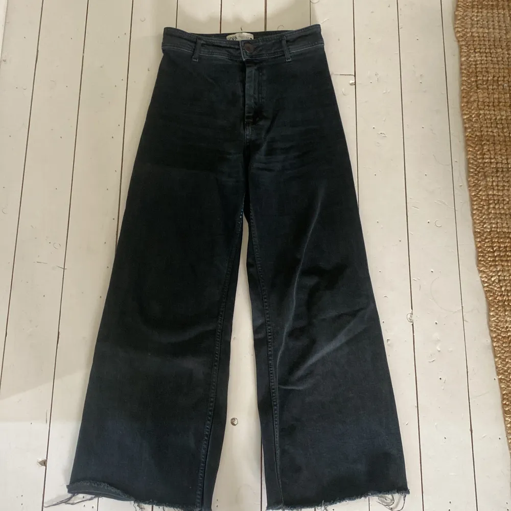 Zara jeans  Highwaist  Sitter superskönt och formar kroppen snyggt!!🤩 . Jeans & Byxor.