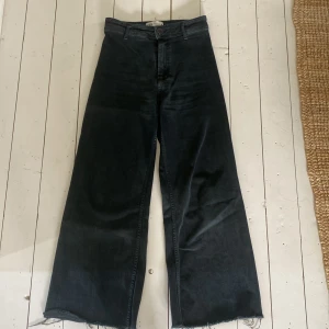 Utsvängda jeans  - Zara jeans  Highwaist  Sitter superskönt och formar kroppen snyggt!!🤩 