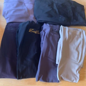 5 par Zaczess Ridbyxor  - OHIO nypris 949:- : Mörklila helskodda XS 350:- Beige halvskodda SÅLD, Gråa helskodda XXS 500:- alla 3 för 1.200:- SOMMARLEGGINGS strl XS (nypris 949:-) Ljuslila helskodda 650:- Svarta halvskodda 650:- båda för 1.200:-  alla 5 par för 2.200:- 