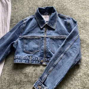 Jeansjacka  - Kroppad jeansjacka. Använd en gång! 