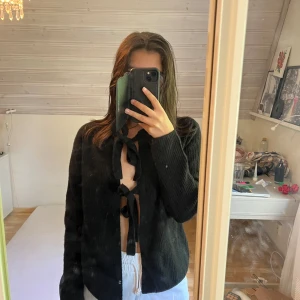 Stickad tröja med knytning - Stickad tröja med knytning. Superfin, mjuk och i mycket gott skick! Har endast använt den ett fåtal gånger.