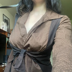 Skjorta - Thriftad figursydd skjorta i bra skick. 🖤