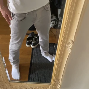 Replay jeans  - Riktigt feta Replay jeans i färgen grå, bra skick lite skada på blixtlåsen men kan fixas utan problem, pris kan diskuteras.