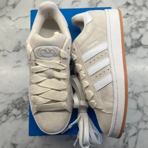Adidas Campus 00s ”Wonder White Gum” - Helt nya och oanvända Adidas Campus 00s ”Wonder White Gum”. Storlek: 38. Pris: 1500+frakt. Skicka ett meddelande vid intresse! 