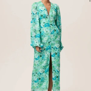 Adoore klänning - Säljer denna underbara klänningen från adoore som tyvärr inte passade, är i nyskick och säljes då returtiden gått ut💚 Helt slutsåld på hemsidan och väldigt eftertraktad, därav ett högre pris💞