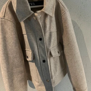 Kappa från zara - Säljer denna kappan i storlek xs från Zara, nästan aldrig använd och är jättebra i skick. Köptes för 400kr men kan tänka mig att sälja för 150kr.