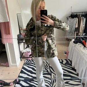 Militärjacka - Cool jacka mycket bra skick⭐️💗köpt från barnavdelningen men jag har vanligtvis S