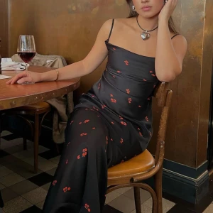 Adoore klänning❤️ - Säljer en helt oanvänd adoore klänning! I storlek 34❤️Knytband över ryggen och ser ut som på bilderna🫶🏼 Öppen för byten!💕