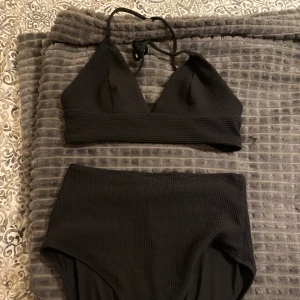 En svart snygg Bikini/badkläder 💕 - Den här bikinin är en svart trendiga bikini.Den sitter på kroppen jätte bra och formar den så fin.Bikini toppen själv säljs för 20kr samma som under delen för sig själv kostar 20 så båda tillsammans blir 40 kr med kan gärna diskutera pris .