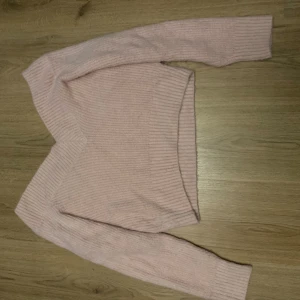 Stickad tröja - En ljusrosa super fin stickad tröja. Väldigt mjuk och skön.   Säljer pga för stor för mig. Bara testad