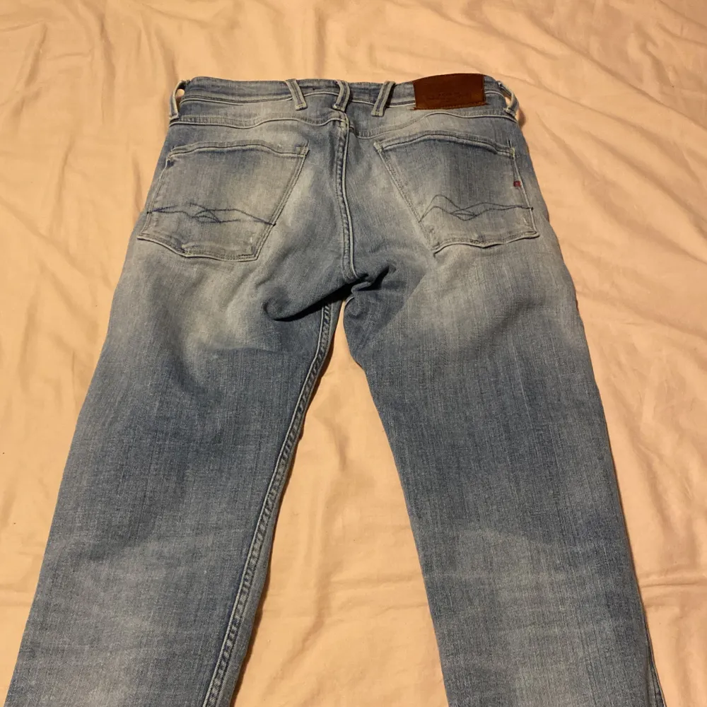 Replay jeans i fint skick inga hål eller defekter storleken är 29 i midjan och 32 i längden. priset är inte hugget i sten. Jeans & Byxor.