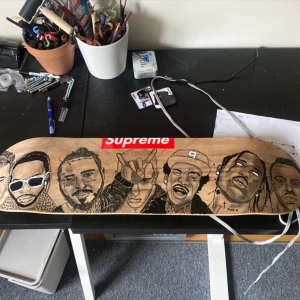 Skateboard  - Målat den själv häng upp den eller skata den 