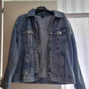 Jeansjacka - Jeansjacka som aldrig kommit till användning tyvärr men som är i riktigt bra skick. Den är i storleken L men går även att använda om man inte har den storleken om man vill ha lite oversize. Jackan har flera fickor och två innerfickor. 