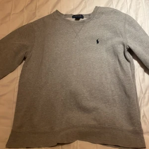 Ralph Lauren sweatshirt  - Säljer nu denna sweatshirt ifrån Ralph Lauren i size L (14-16) men som passar som en s/xs. Säljs på grund av att den är för liten. Mitt pris 299. Skriv vid frågor eller funderingar!😊