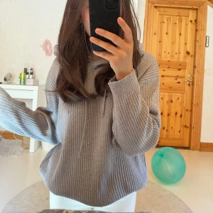 Stickad hoodie  - En grå super skön stickad hoodie från lager i storlek S men är väldigt stretchig! Finns medföljande Lågmidjade byxor vid intresse! 