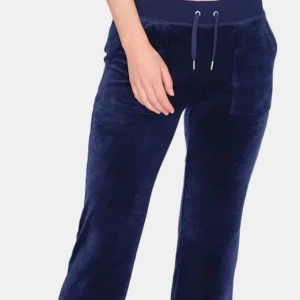 Mörkblåa juciy couture  - Ett par mörkblåa juciy i gott skick🫶🏻skriv för fler bilder eller funderingar