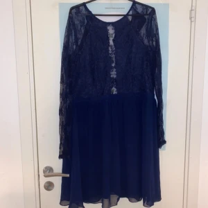 Kort festklänning  - En kort festklänning  Använt 3 gånger Skriv om ni vill ha bild på hur den sitter  Storlek:40/42