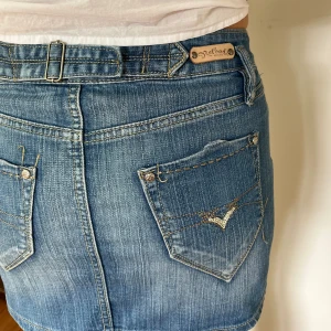 Vintage kjol - Midjemått(rätt över): 38 Längd: 33 Modellen är: 168  Skriv om ni har några frågor💗//Perfectjeans