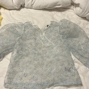 Sommar topp - Hej! Säljer denna tröja då den inte kommer till användning. Använd fåtals gånger.