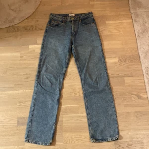 Straight Jeans Mid Waist  - Använda Max 2 ggr. 