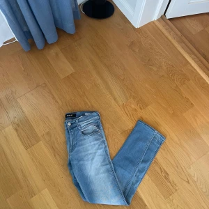 Replay anbass  - Tja, säljer nu dessa feta Replay anbass jeansen. De har inga defekter och har bara används några få gånger. De är storlek W29 och L32. Priset är inte hugget i sten. Bara att höra av sig vid funderingar 