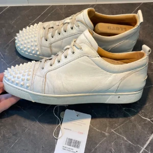 Christian Louboutin  - Tja! Säljer nu dessa Christian Louboutin skor som använts som en vardagssko ett tag men har mycket kvar att ge. De är köpta ifrån Vestiaire och ett intyg därifrån följer med! Andra sulor har använt så innersulorna är super fräscha. // Ville