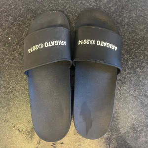 Axel Arigato tofflor storlek 44 - Axel Arigato tofflor som har använts 4-5 gånger. Nypris ligger runt 1000kr, säljer för 300kr.