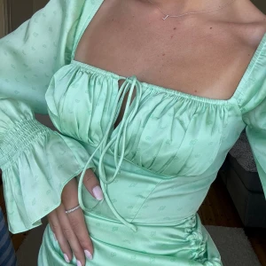 Capri dress - Adoore - Säljer nu min fina klänning från adoore då den inte längre kommer till användning💚enbart använd en gång så i fint skick, nypris 1 395kr, mitt pris 550kr