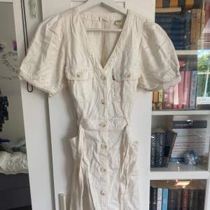 Supersnygg vintage levisklänning som jag inte tror säljs längre! Har flera fickor och är en midiklänning (över knäna men inte golvlång) på mig (162). Aldrig använd!!! Nypris 950 om jag inte minns fel