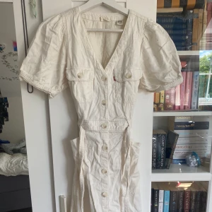 Vintage Levis klänning - Supersnygg vintage levisklänning som jag inte tror säljs längre! Har flera fickor och är en midiklänning (över knäna men inte golvlång) på mig (162). Aldrig använd!!! Nypris 950 om jag inte minns fel