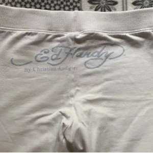 Ed Hardy mjukisbyxor  - As snygga ed Hardy byxor som är så sköna, jätte mjukt tyg och snygga detaljer 💕 skriv för fler bilder eller mått och grejer💗dom är i barnstorlek XL, men jag skulle säga som S eller xs. Jag jar xs-s o dom passar jätte bra p mig. Pris går att diskutera