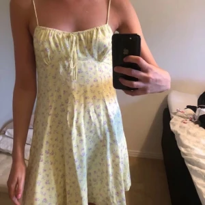Satinklänning zara - Så fin sommarklänning i sötaste mönstret! Den är slutsåld och får inte att köpa längre på Zara. Sitter så snyggt och formar kroppen💗 Skicket är som nytt!