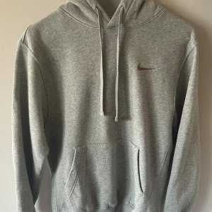 Nike hoodie - Jag säljer min snygga nikehoodie då jag har växt ur den, den är grå och är storlek XS men passar definitivt S. Nypris är 599, mitt pris är 299. Skick: 8/10. Pris går att diskutera vid snabb affär. Passar perfekt till sommarkvällar. Tar byten.