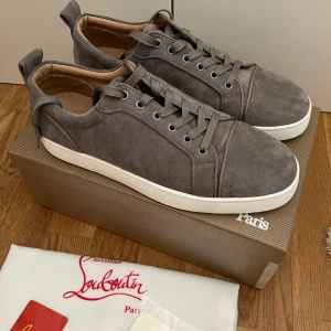 Christian Louboutin stl 43 grå mocka fint skick - Snygga Louboutin skor, knappt använda då de var för små. Köpta här på Plick, vet inte om de är äkta. Skokartong, skopåse, kvitton medföljer. 