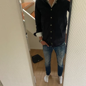 Morris skjorta - Tjena! Säljer denna snygga morrisskjorta i storlek M! Jag skulle säga att skjortan är i fint skick, men jag har ändå använt den en del! Vid minsta fråga är det bara att höra av sig🙌🏼