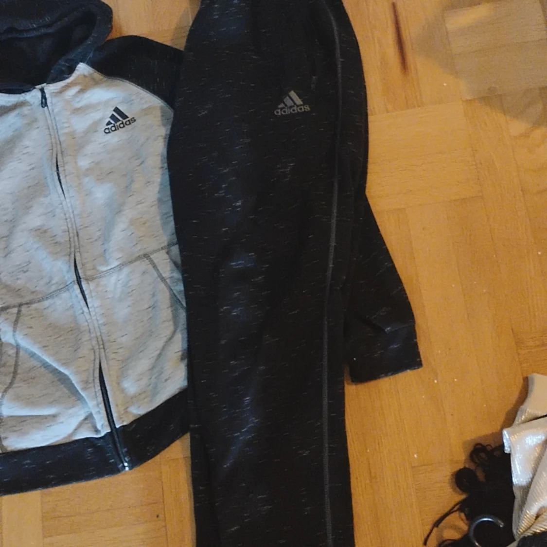 Svart och grå Adidas munkjacka tillsammans med svarta Adidas byxor storlek large - 90