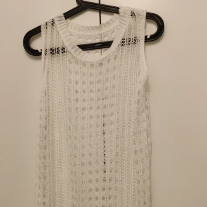 Virkad vit långklänning storlek medium - Vit virkad långklänning med , slits i sidan, storlek m