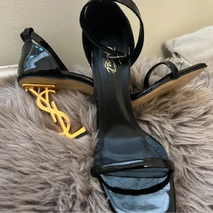 Yves Saint Laurent  - Söker!! Dessa klackar från YSL, max 800kr:)