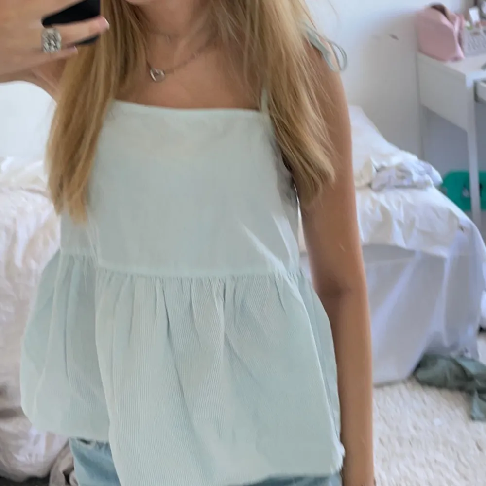 Söt blus! Knappt använd, köpt från zalando för 400 kr🥰. Puserot.