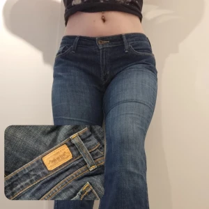 super smickrande levi's bootcut jeans - väldigt bra skick! dem passar mig som vanligtvis bär 38/40, super bekväma och lagom stretchiga. säljs pga att dem aldrig kom till användning ♡