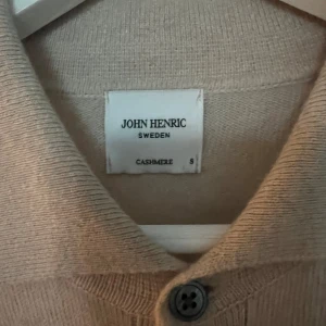 John Henric cashmere tröja  - Tja, säljer denna cashmere tröja i färgen ljus beige, storlek S. Tröjan är i väldigt bra skick, har bara kommit till användning fåtals gånger. Nypris 1700kr men släpper den nu för endast 1000 men pris kan diskuteras privat. Kom priv för tröjan på! 
