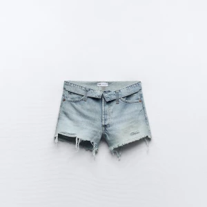 Jeansshorts - Jättesnygga jeansshorts från zara, helt oanvända i strl 38🌈passar även en 36! Går att ha mid- och lowwaist!