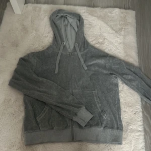 Kofta  - Grå kofta som har används några gånger men har inga skador ❤️