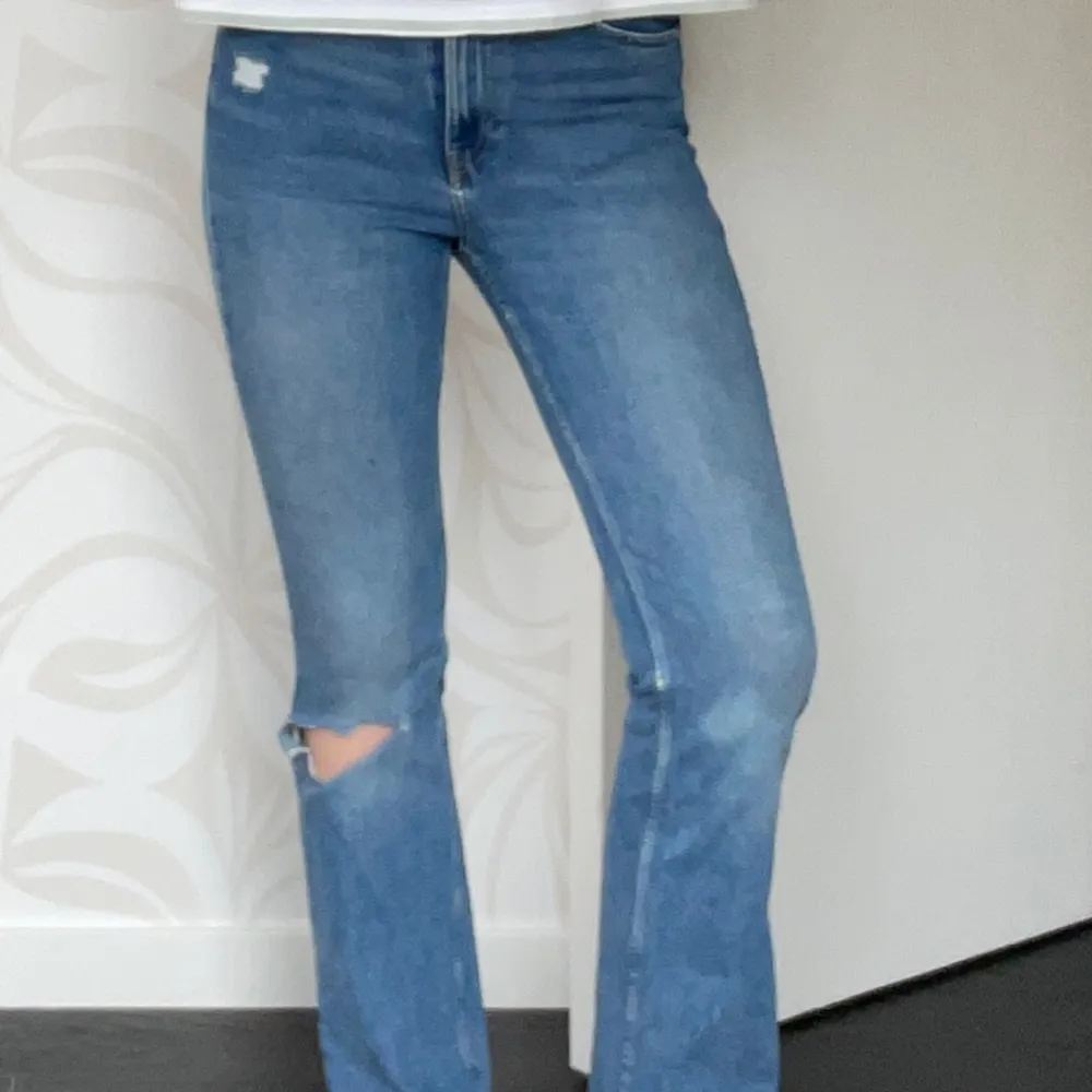 Säljer ett par snygga bootcut jeans från h&m. Säljer pga för korta.  Innebenslängden: 78 cm Hela byxans längd: 100 cm. Jeans & Byxor.